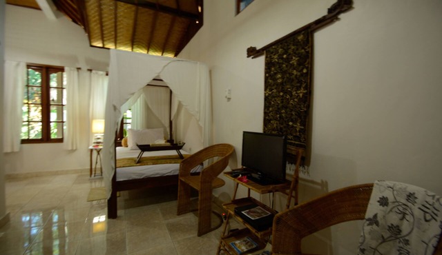 Large airy single room with garden temple view in Karangasem