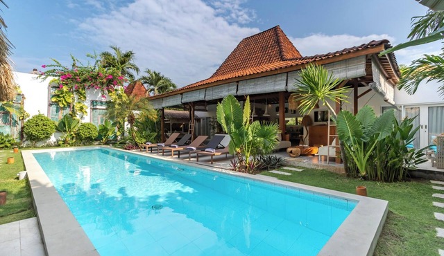 Large group Villa in Seminyak for 24 people in Badung