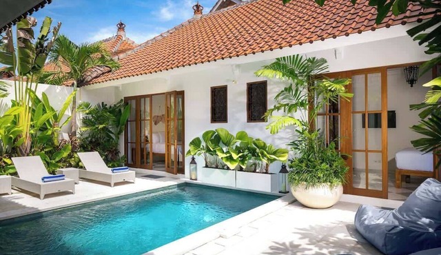 Lavish Villa Wahah Steps to Seminyak Mall & Beach in Kerobokan Kelod