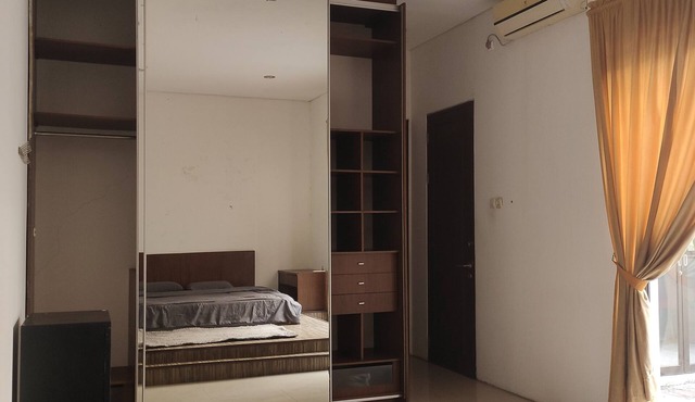 Lively 3-bedroom house 180m2 with WiFi, AC in georgeous Surabaya in Surabaya