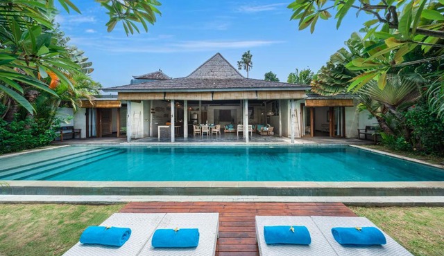 Lovely Canggu 4BR Private Pool Villa with Sundeck! 10mins Ride to Beach in Canggu
