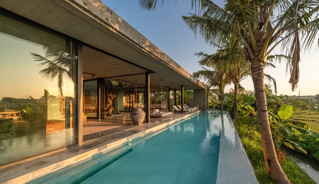 Luxe Bridge villas : Modern Meets Tropical w/Chef in Canggu