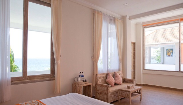 Luxe Double Room with sea-view bathtub on veranda in Bondalem