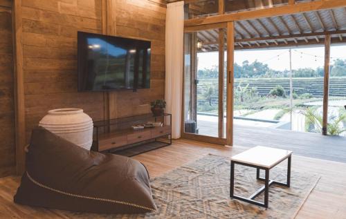 Luxury 2BR Ricefield Villa, Pool & Sunset Views in Tumbak Bayuh