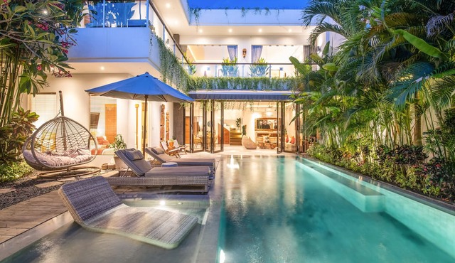 Luxury 4BR Haven, Steps to Canggu's Beach Elegance in Canggu
