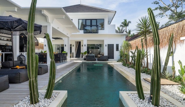Luxury 4BR Private Villa within walking distance to the Beach in Bali