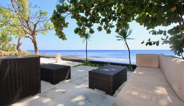 Luxury 5 * beach villa in Lokapaksa near Lovina, North Bali in Seririt