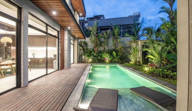 Luxury 5-Bedroom Villa in Canggu, Walk to the Beach in Berawa