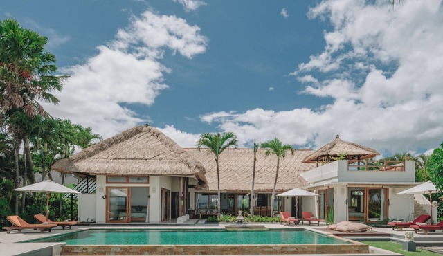 Luxury Beach Front Villa with Infinity Pool, Staff and Breathtaking Views! in Dencarik/Lovina