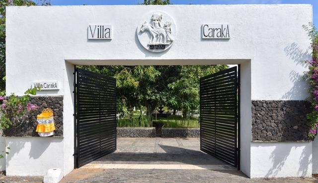 Luxury Beach Front Villa with large garden, private pool, staff and free Wi-fi in Singaraja