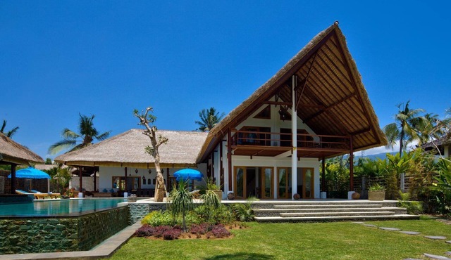 Luxury beach villa with 5* care by our amazing staff! in Celukan Bawang