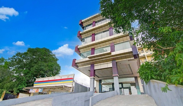 Luxury Deluxe DBL Retreat W/Free WiFi and Parking in Pekanbaru
