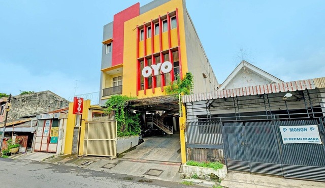 Luxury Deluxe DBL Retreat W/Free WiFi and Parking in Semarang