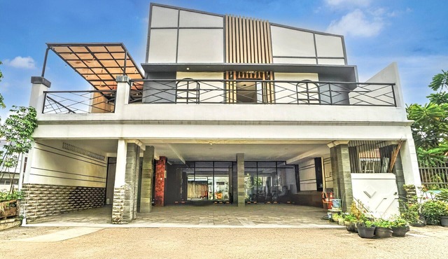 Luxury Deluxe DBL Retreat W/Free WiFi and Parking in Surabaya