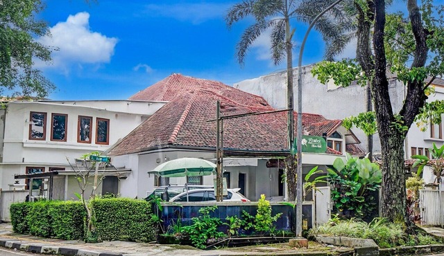 Luxury Deluxe DBL Retreat W/Free WiFi and Parking in Bandung