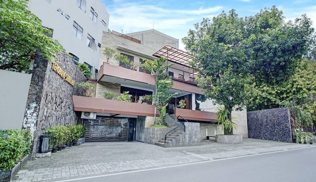 Luxury Deluxe DBL Retreat W/Free WiFi and Parking in Jakarta
