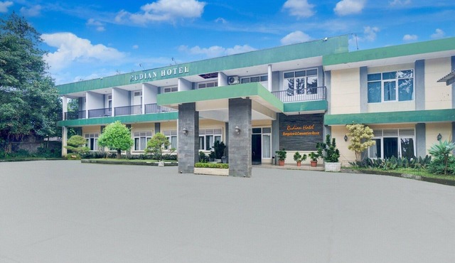 Luxury Deluxe DBL Retreat W/WiFi Parking and Pool in Bogor