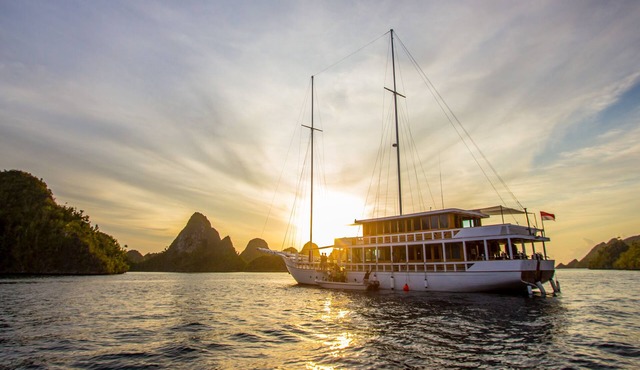 Luxury Phinisi Yacht in Labuan Bajo