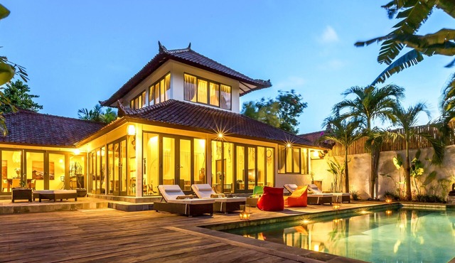 LUXURY Villa 3BR Kudeta BEACH, 400m to the Beach, SEMINYAK CENTER,300 meter in seminyak