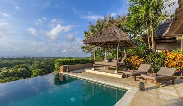 Magnificent Ocean View 4BR Villa, Car + Driver - Uluwatu! 2Min Drive To Beach! in Jimbaran