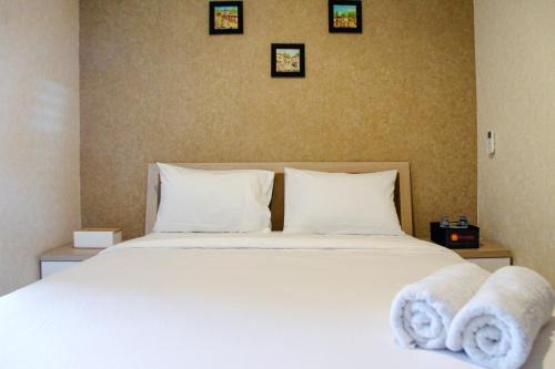 Minimalist and Comfy 1BR Grand Kamala Lagoon Apartment By Travelio in Bekasi