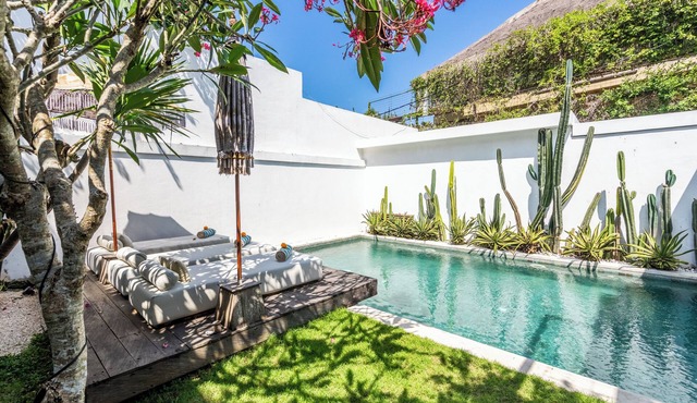 Minimalist Luxury 6Bedroom 150m frm Lyma Beach in Badung