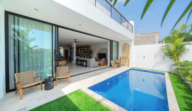 Modern 3br Villa with Rooftop Patio - Pool Table in South Kuta