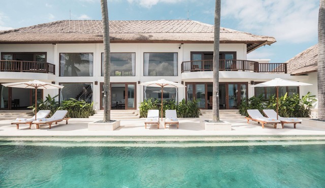 Modern Luxury 5 Bdr Ocean front Villa w/Infinity Pool in Candidasa in Karangasem