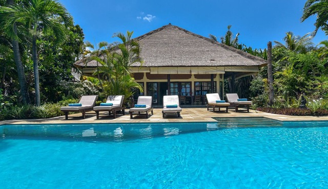 Modern, Luxury and Spacious Beach front Villa with Private Pool & Staff in Dencarik / Lovina