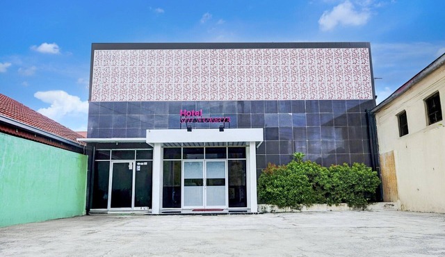 Modern Twin Suite Stay with Parking Access in Padang