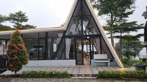 Mroom villa kaca in Cilama