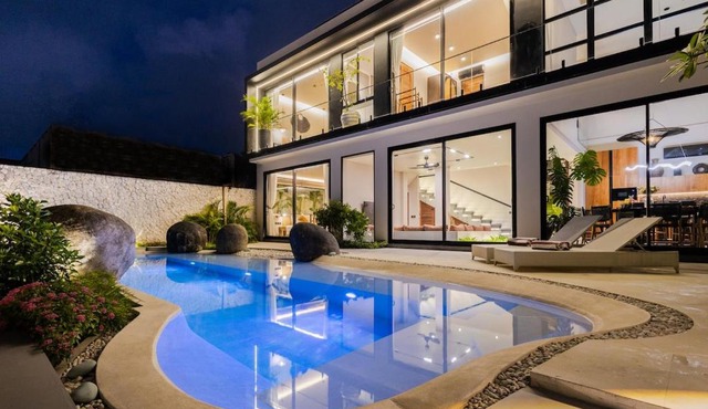 NEW 6BR Luxury Estate I Butler I Jacuzzi I Breakfast I in the central Pererenan Canggu in Canggu