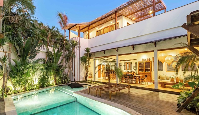 New Stylish 4BR Rooftop Lounge 12min To Beach in Badung