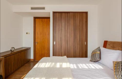 Oakwood Premier Cozmo - 2 Bedroom Exclusive Apartment in Jakarta