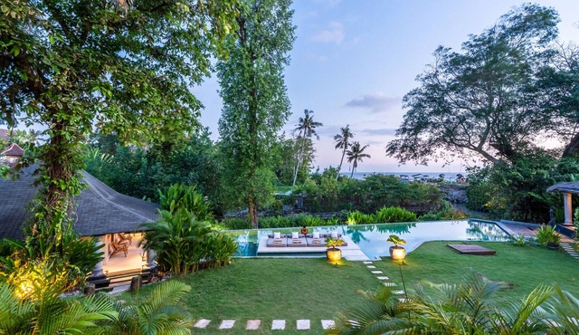 Ocean Views | Infinity Pool | Walk to Seseh Beach in Canggu