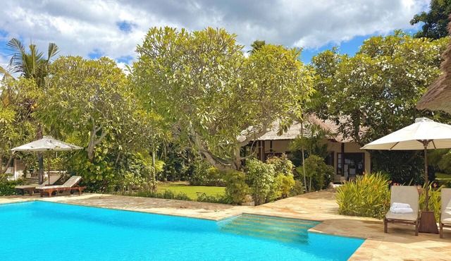 Oceanfront Villa Mawar – Private Pool, Gorgeous Sunsets & Friendly Staff in Seririt