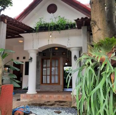 OMAH LUMUT Malang, Best Family Villa 3 Bedrooms Free Pool Kolam Renang in Malang
