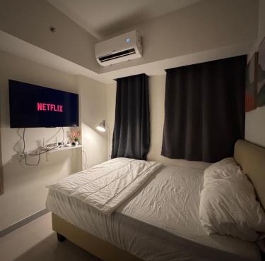 Osaka Resort at Osaka Apt PIK2 with Smart 4K TV, Free Wifi, and Hot Water in Rawalumpang