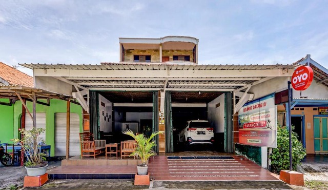OYO 90051 Guest House Parangtritis in Girijati