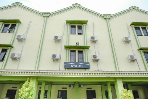 OYO Life 2508 Alba Suites Homestay Syariah in Tulungagung