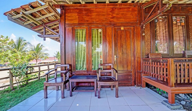 OYO Life 91201 Larasati Homestay Pantai Klayar in Sendang
