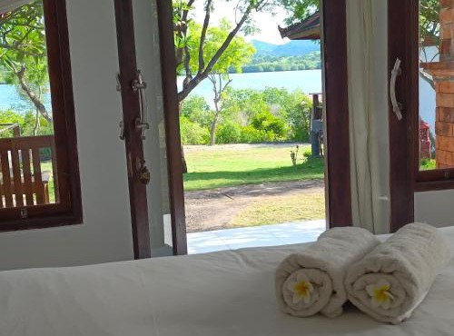 Pasir Putih Cottage - Menjangan in Banyuwedang
