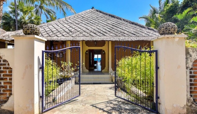 Peaceful 2 Bedroom Beachfront Villa North Bali in BUKTI