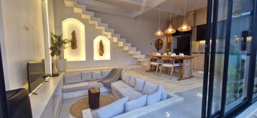 Peaceful 2BR House with Rice Field View Near Beach & Local Spots in Mendaya
