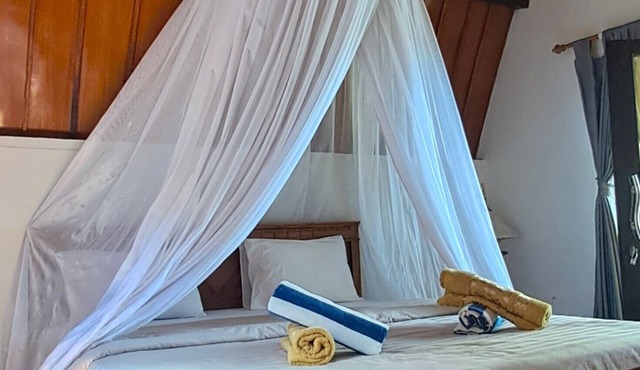 Peaceful 2BR Bungalow Pool Access Walk to Sunset Beach in Nusa Tenggara Bar.