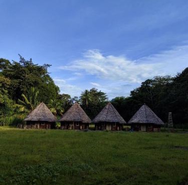 Pekkae ecolodge and cafe in Libua
