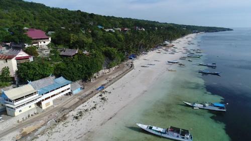 Phinisi Hostel Bira in Bira