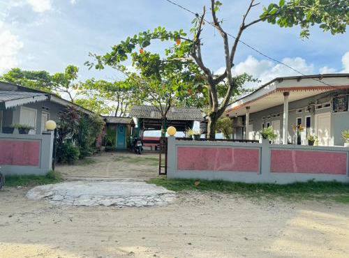 Pondok Putri Tunggal syariah in Ujunggenteng