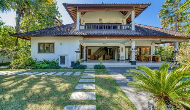 Private 2BR Villa w/Pool & Gym Near Amed Beach in Abang