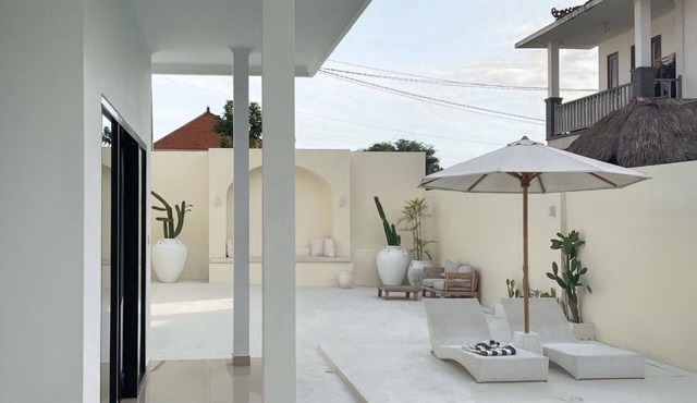 Private Canggu Villa Retreat w/Daily Housekeeping and more. in Canggu